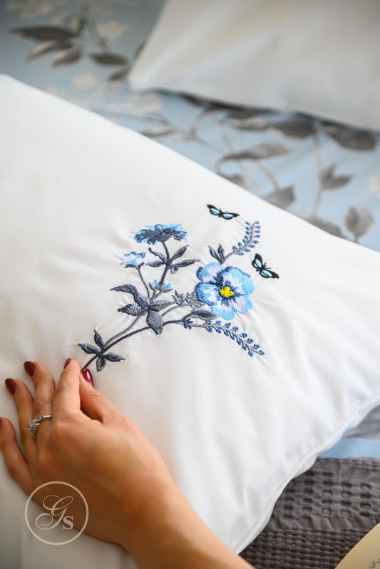 A luxurious bedding set that combines the precision of embroidery and the elegance of printing.
